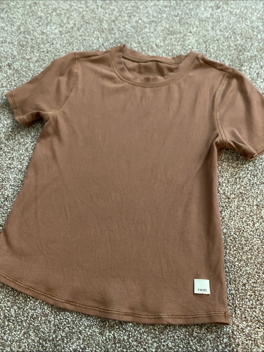 Vuori Pose Fitted Tee Hazelnut size Small